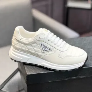 Prada Cloudbust Beige Noir Cuir matelassé à couture diamant Plaque logo triangulaire métal Baskets lifestyle