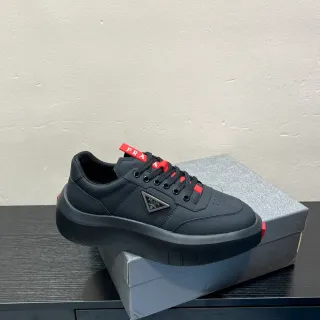 Prada Cloudbust काला और लाल लाइफस्टाइल स्नीकर