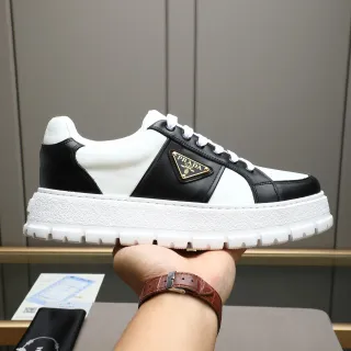Prada Cloudbust काले और सफेद चमड़े के चंकी स्नीकर