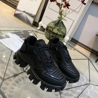Prada Cloudbust Tênis pretos com sola grossa