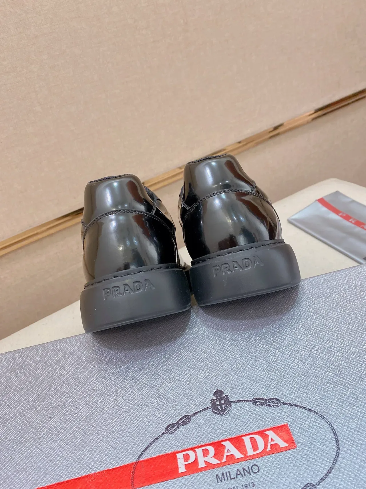 Prada Cloudbust Tênis Lifestyle Preto Patent e Malha 4