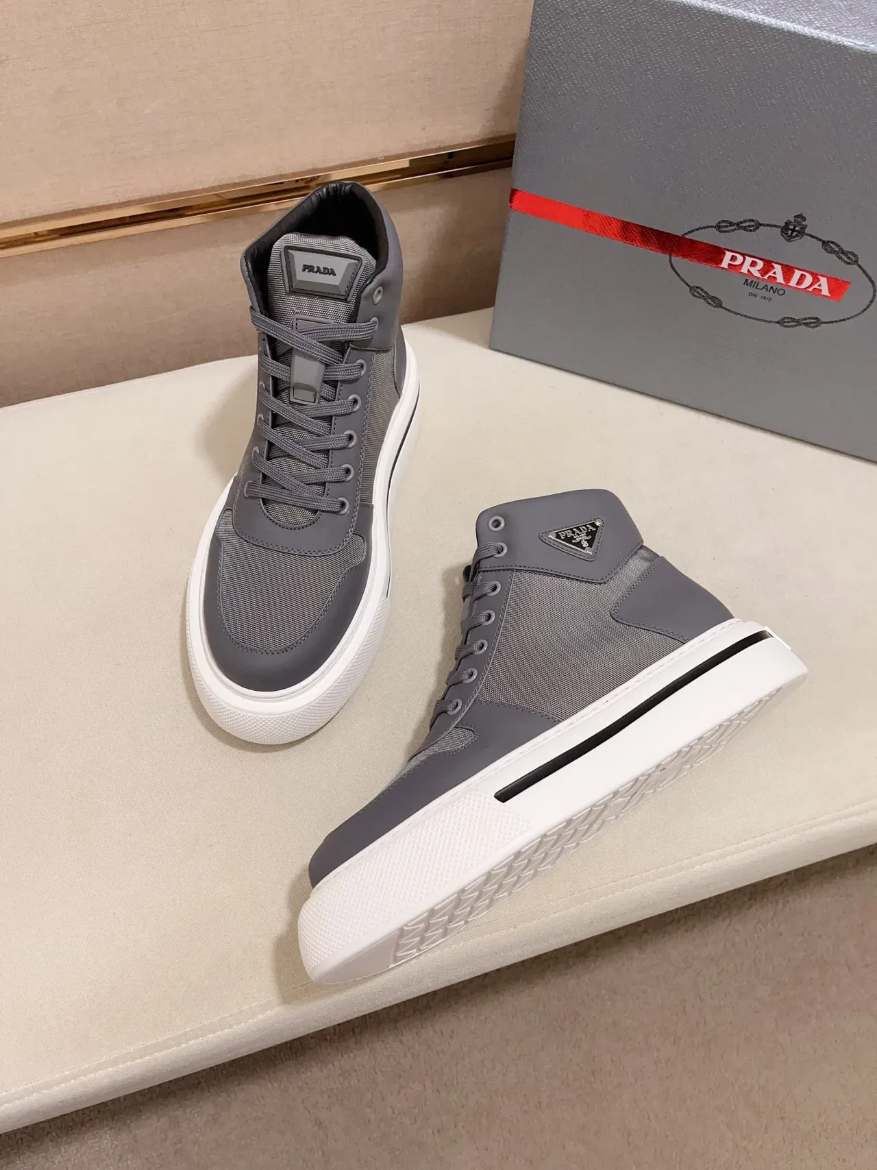 Prada Cloudbust 灰色皮革-纺织平台生活方式运动鞋 4
