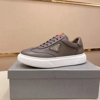 Prada Cloudbust ধূসর লাল চামড়া উপর ত্রিভুজ ধাতব লোগো প্ল্যাক লাইফস্টাইল স্নিকার