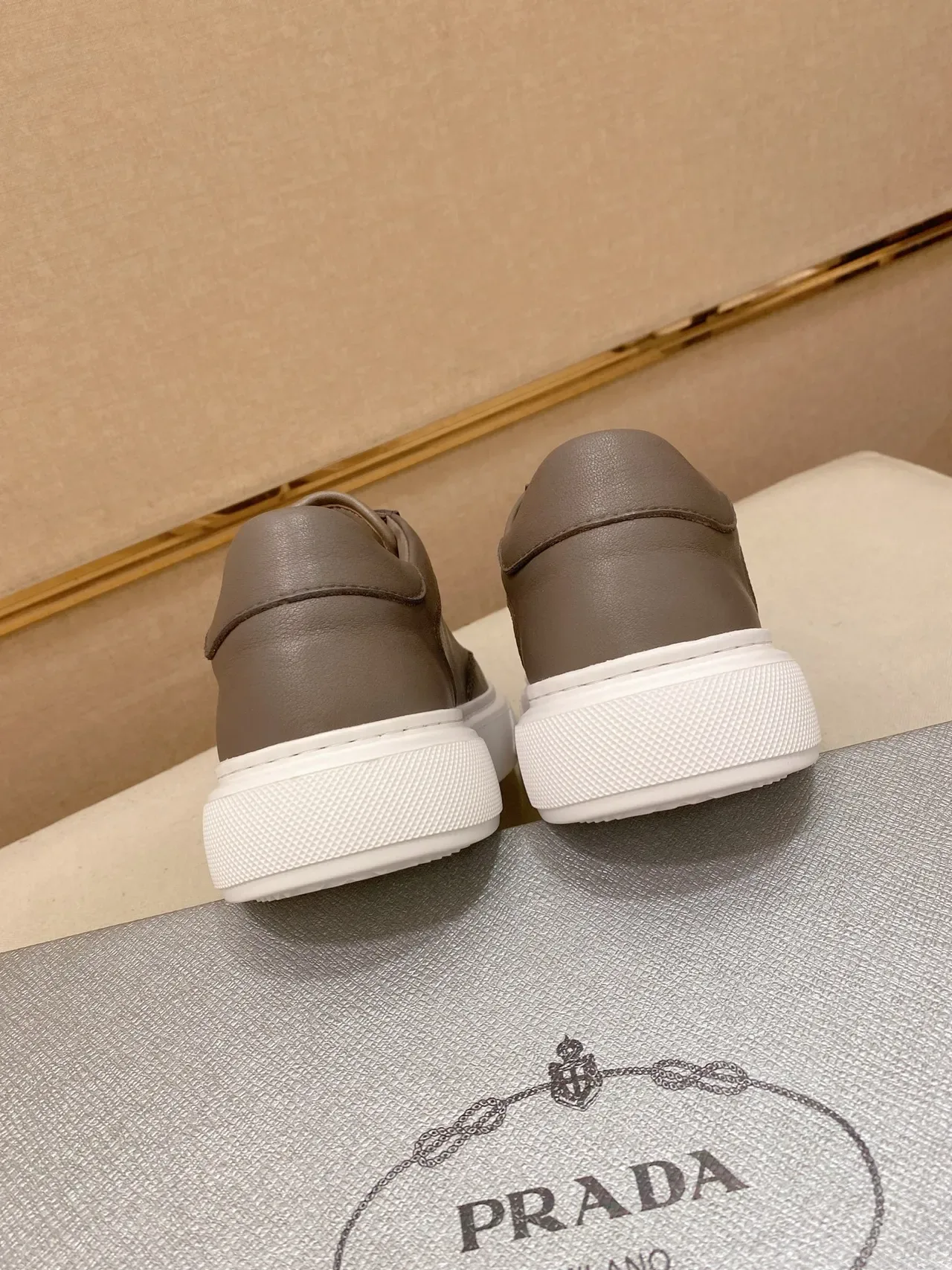 Prada Cloudbust Gris Rojo Cuero Superior Placa Logo Metal Triangular Lifestyle Sneakers 3