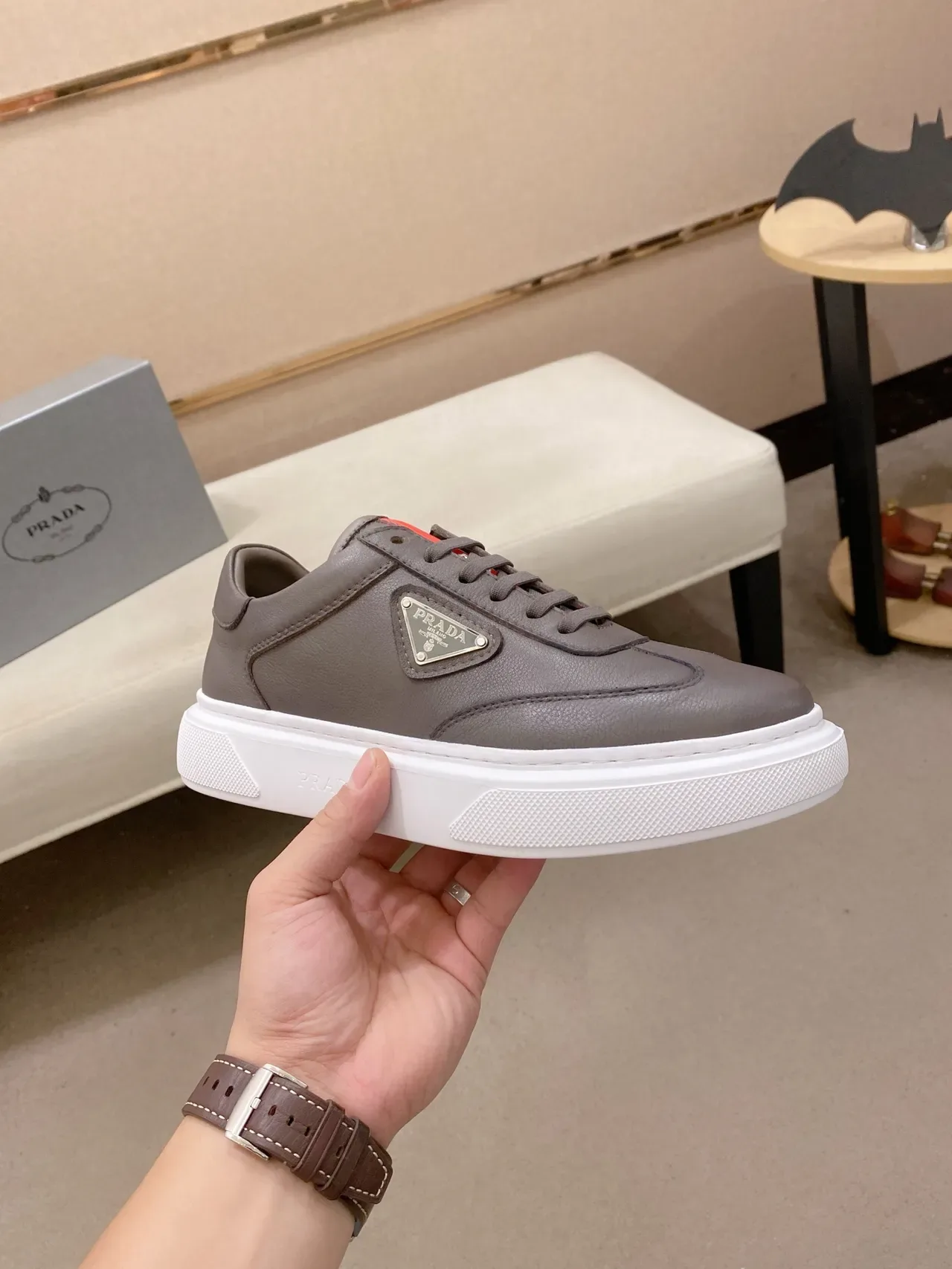 Prada Cloudbust Gris Rojo Cuero Superior Placa Logo Metal Triangular Lifestyle Sneakers 4
