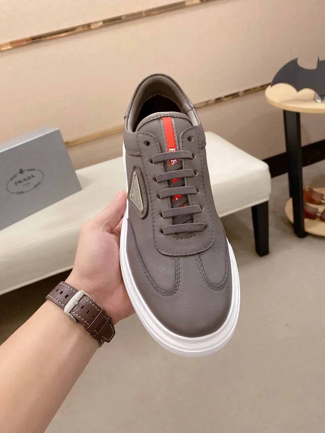 Prada Cloudbust Gris Rojo Cuero Superior Placa Logo Metal Triangular Lifestyle Sneakers 5
