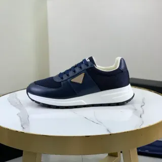 Prada Cloudbust নেভি হোয়াইট মেশ এবং চামড়া উপর গোল্ড-টোন ত্রিভুজাকার লোগো লাইফস্টাইল স্নিকার