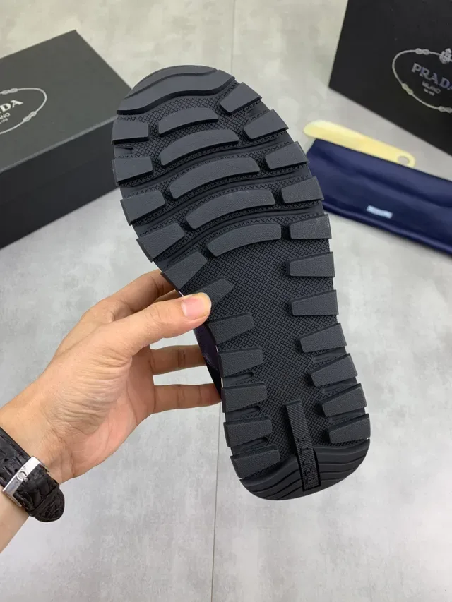 Prada Cloudbust নেভি হোয়াইট মেশ এবং চামড়া উপর গোল্ড-টোন ত্রিভুজাকার লোগো লাইফস্টাইল স্নিকার 3