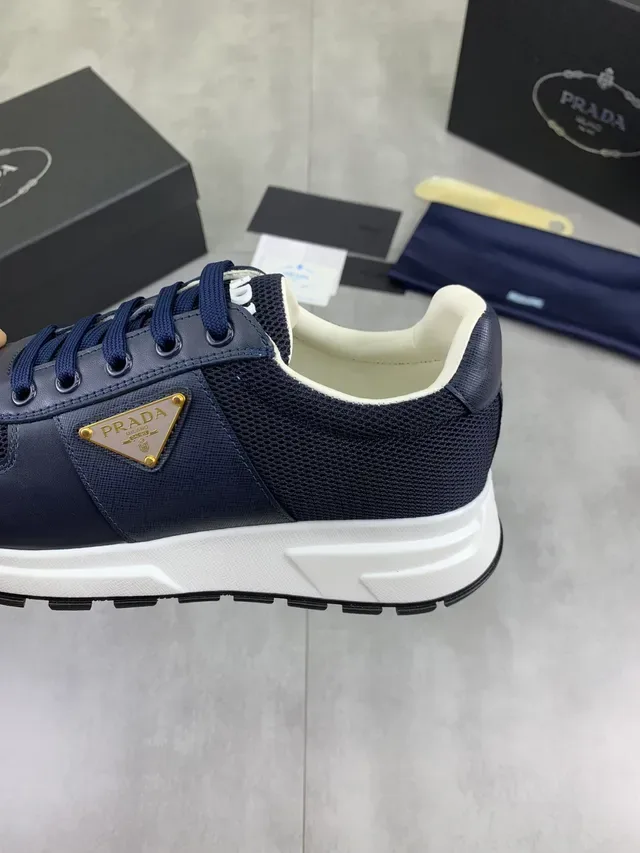 Prada Cloudbust নেভি হোয়াইট মেশ এবং চামড়া উপর গোল্ড-টোন ত্রিভুজাকার লোগো লাইফস্টাইল স্নিকার 4