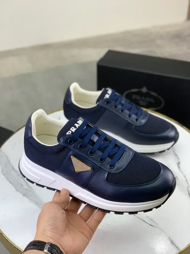 Prada Cloudbust নেভি হোয়াইট মেশ এবং চামড়া উপর গোল্ড-টোন ত্রিভুজাকার লোগো লাইফস্টাইল স্নিকার 5