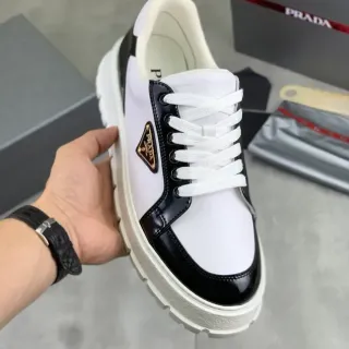 Prada Cloudbust Tênis Lifestyle de Couro Patentado Branco e Preto