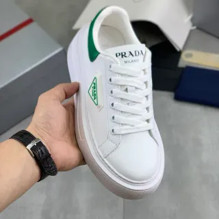 Prada Cloudbust सफेद और हरा जीवनशैली स्नीकर
