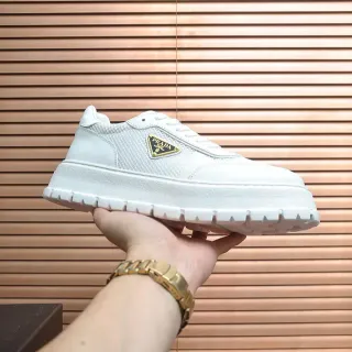 Prada Cloudbust Branco Dourado Couro e Malha Superior Logo Triangular Lifestyle Sneakers