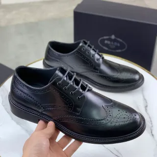 Prada Brogues de asa completa em couro preto
