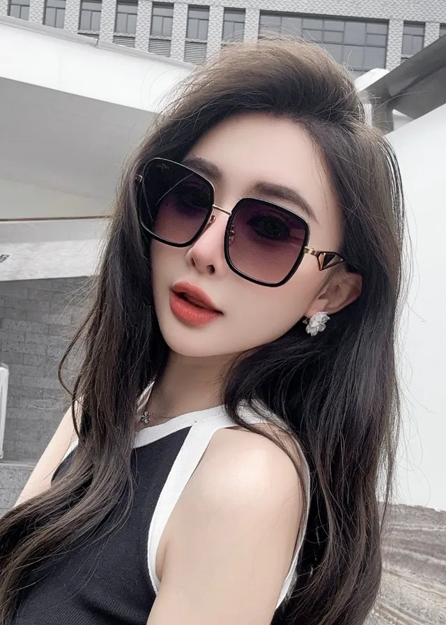 Prada Lunettes de Soleil Or Brun Monture Carrée Métal 2