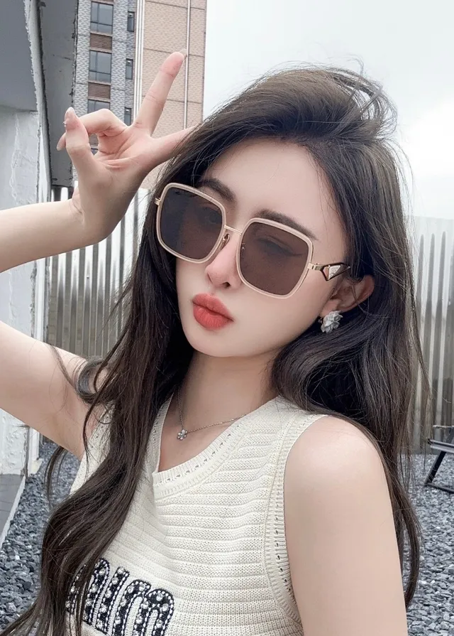 Prada Lunettes de Soleil Or Brun Monture Carrée Métal 3