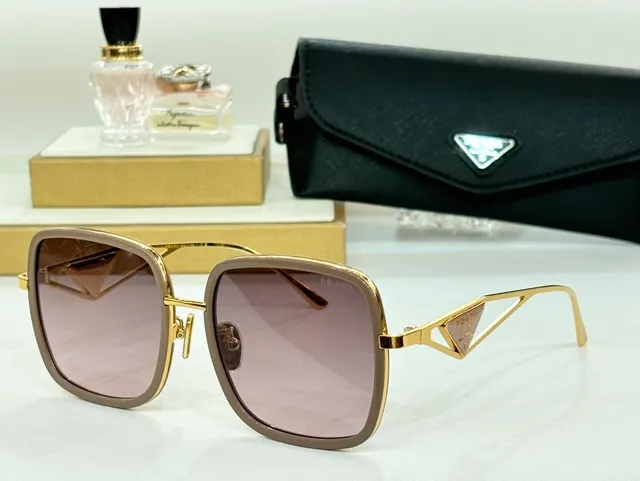 Prada Lunettes de Soleil Or Brun Monture Carrée Métal 9