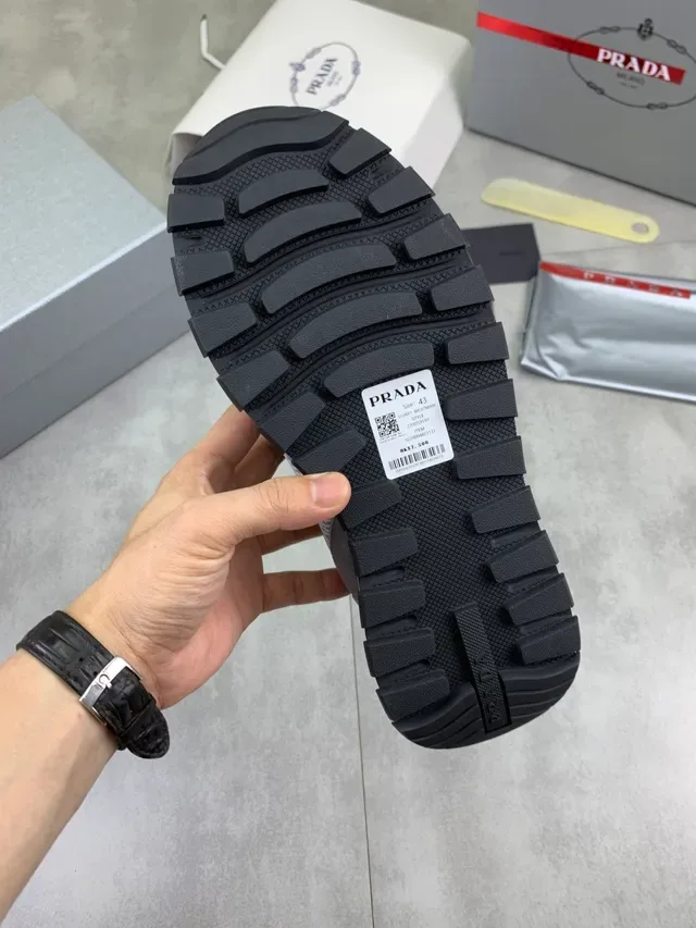 Prada গ্রে মেশ এবং সুয়েড লাইফস্টাইল স্নিকার 2