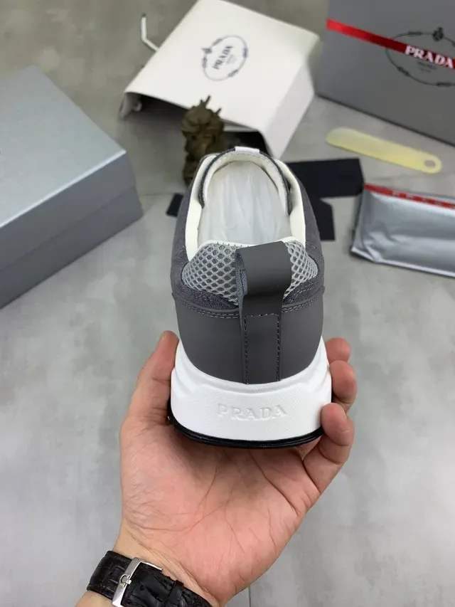 Prada গ্রে মেশ এবং সুয়েড লাইফস্টাইল স্নিকার 3