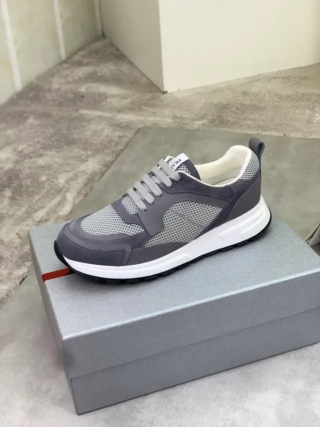 Prada গ্রে মেশ এবং সুয়েড লাইফস্টাইল স্নিকার 4