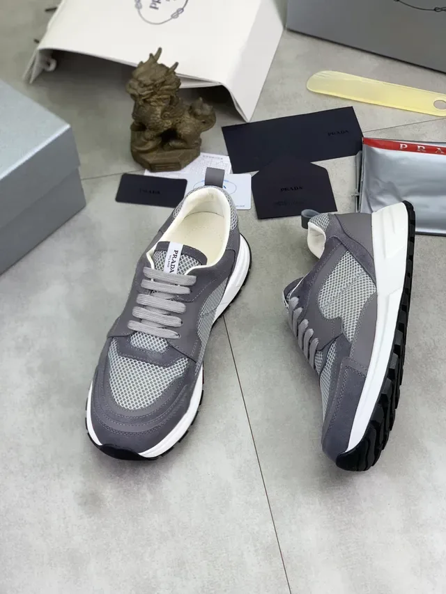 Prada গ্রে মেশ এবং সুয়েড লাইফস্টাইল স্নিকার 5