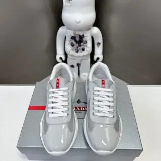Prada cinza vermelho charol brilhante ponta painéis laterais malha sneakers lifestyle