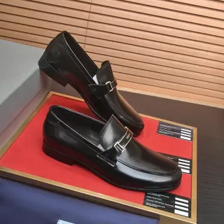 Prada Horsebit काला चमड़े का स्लिप-ऑन लोअफर