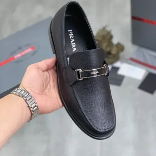 Prada Horsebit Loafer काला टेक्स्चर्ड लेदर लूफर