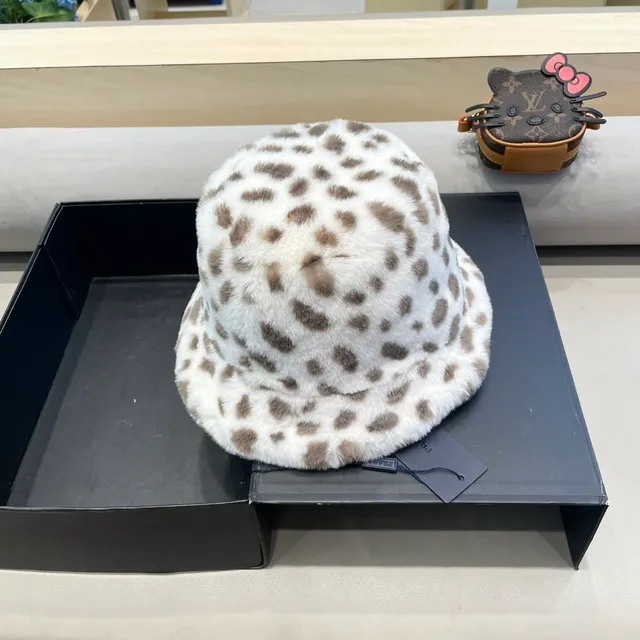 Prada Beret de Pelo Sintético com Estampa de Leopardo 5