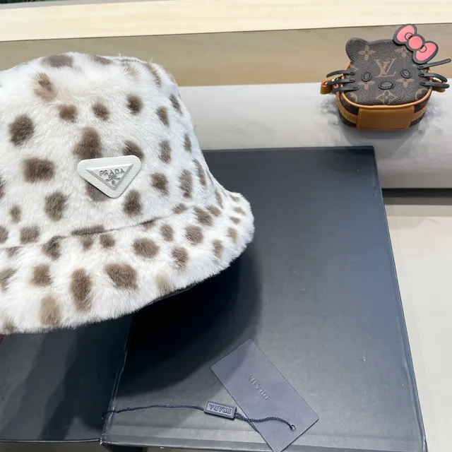 Prada Beret de Pelo Sintético com Estampa de Leopardo 7