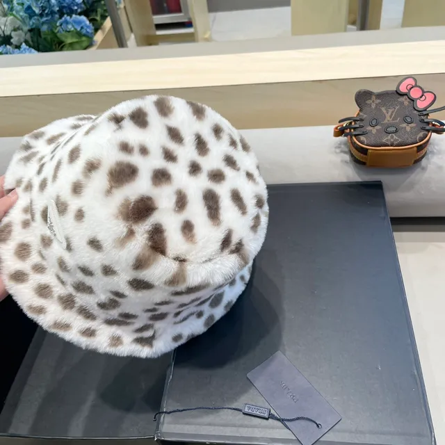 Prada Beret de Pelo Sintético com Estampa de Leopardo 8