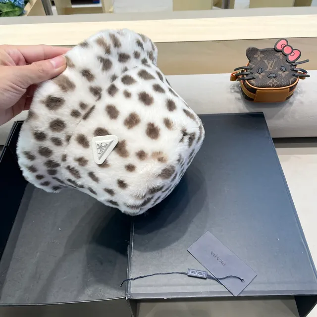 Prada Beret de Pelo Sintético com Estampa de Leopardo 9