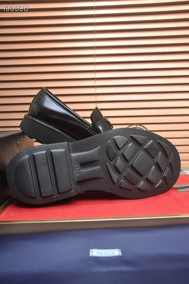 Prada 抛光黑色皮革套脚乐福鞋 2