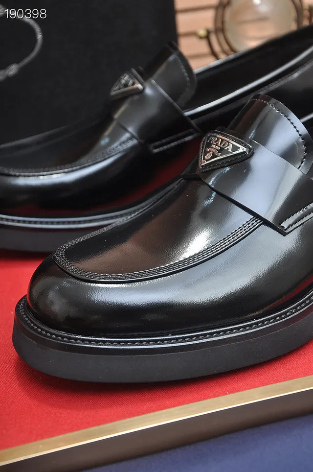 Prada 抛光黑色皮革套脚乐福鞋 3