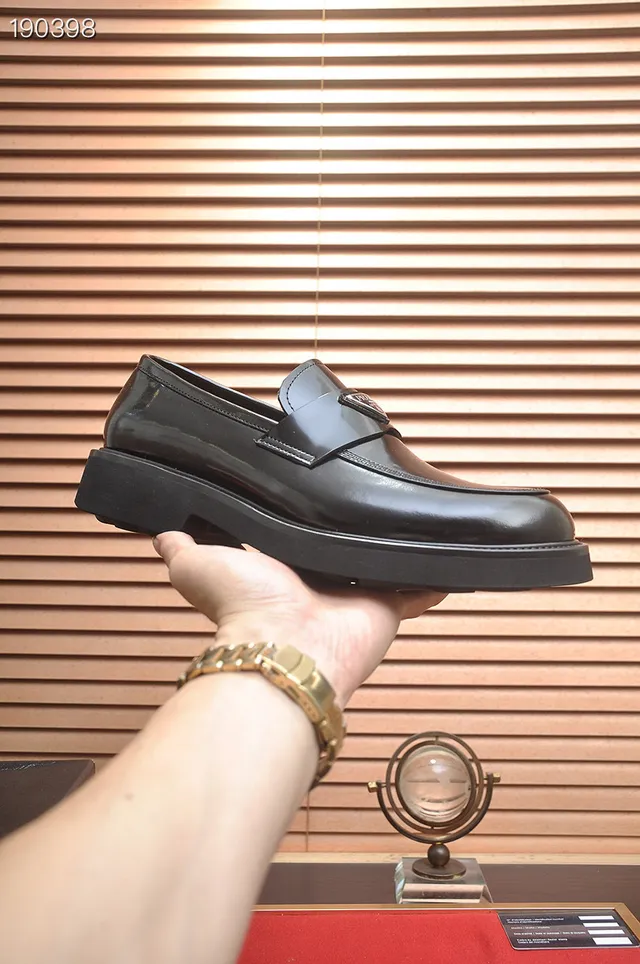 Prada 抛光黑色皮革套脚乐福鞋 4