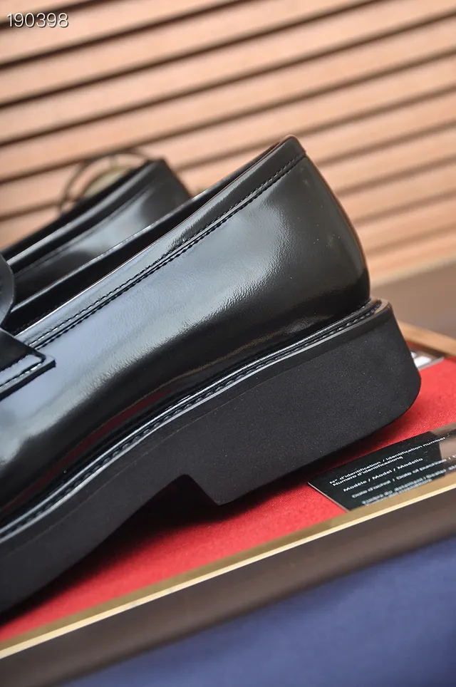 Prada 抛光黑色皮革套脚乐福鞋 5
