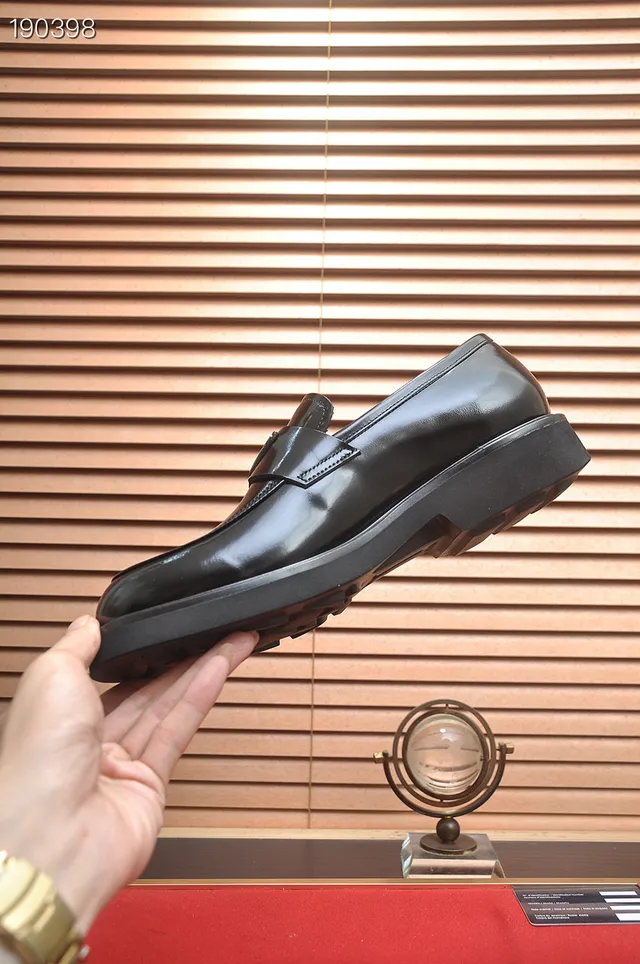 Prada 抛光黑色皮革套脚乐福鞋 6