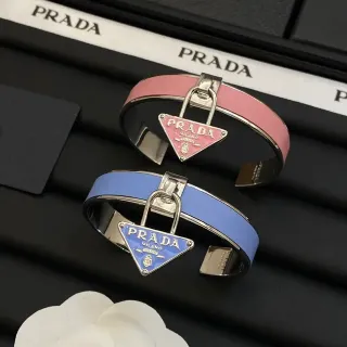 Prada Lock गुलाबी और नीला चमड़े का कफ ब्रेसलेट
