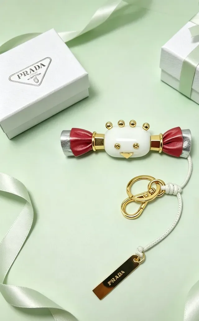Prada Sac bandoulière rose doré avec charm en forme de bonbon et détail de nœud en cuir 3