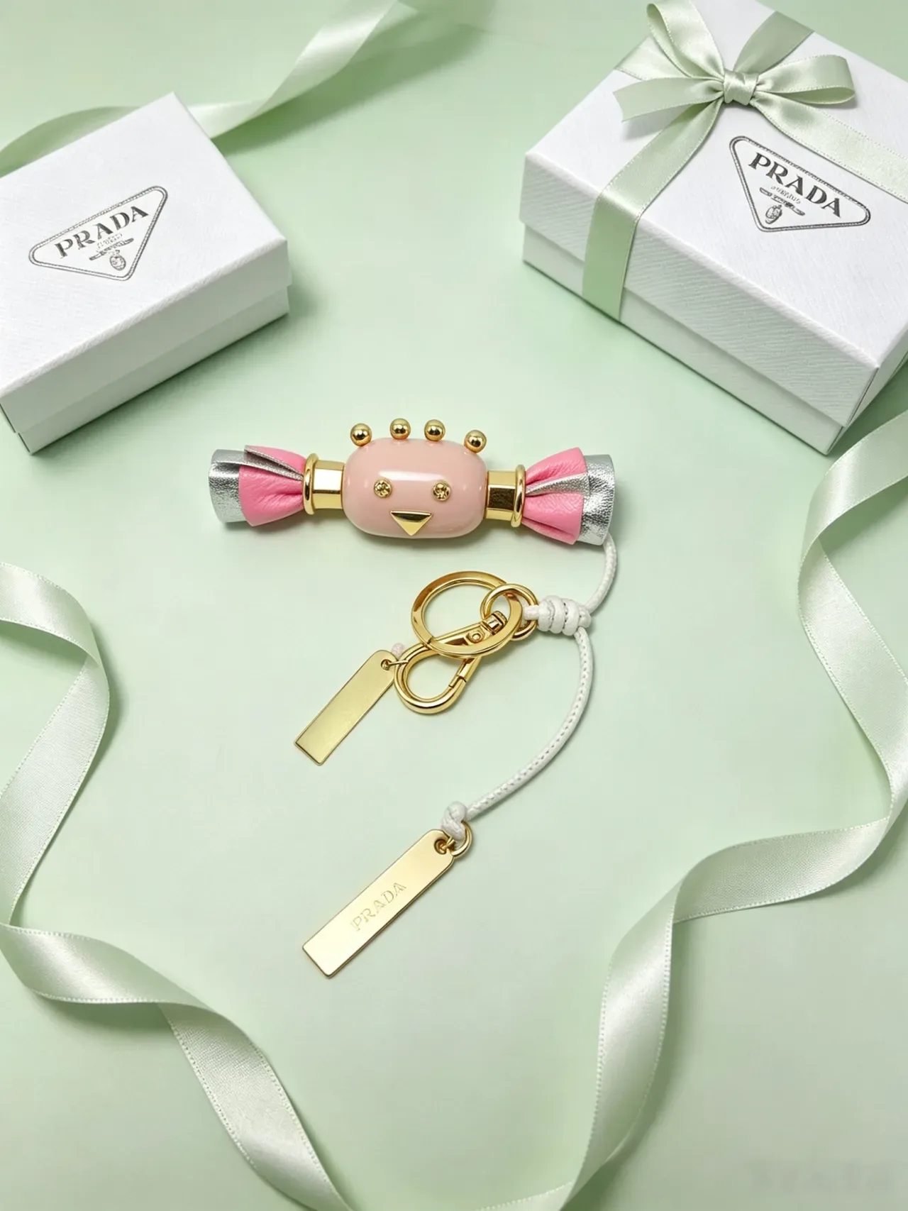 Prada Sac bandoulière rose doré avec charm en forme de bonbon et détail de nœud en cuir 7