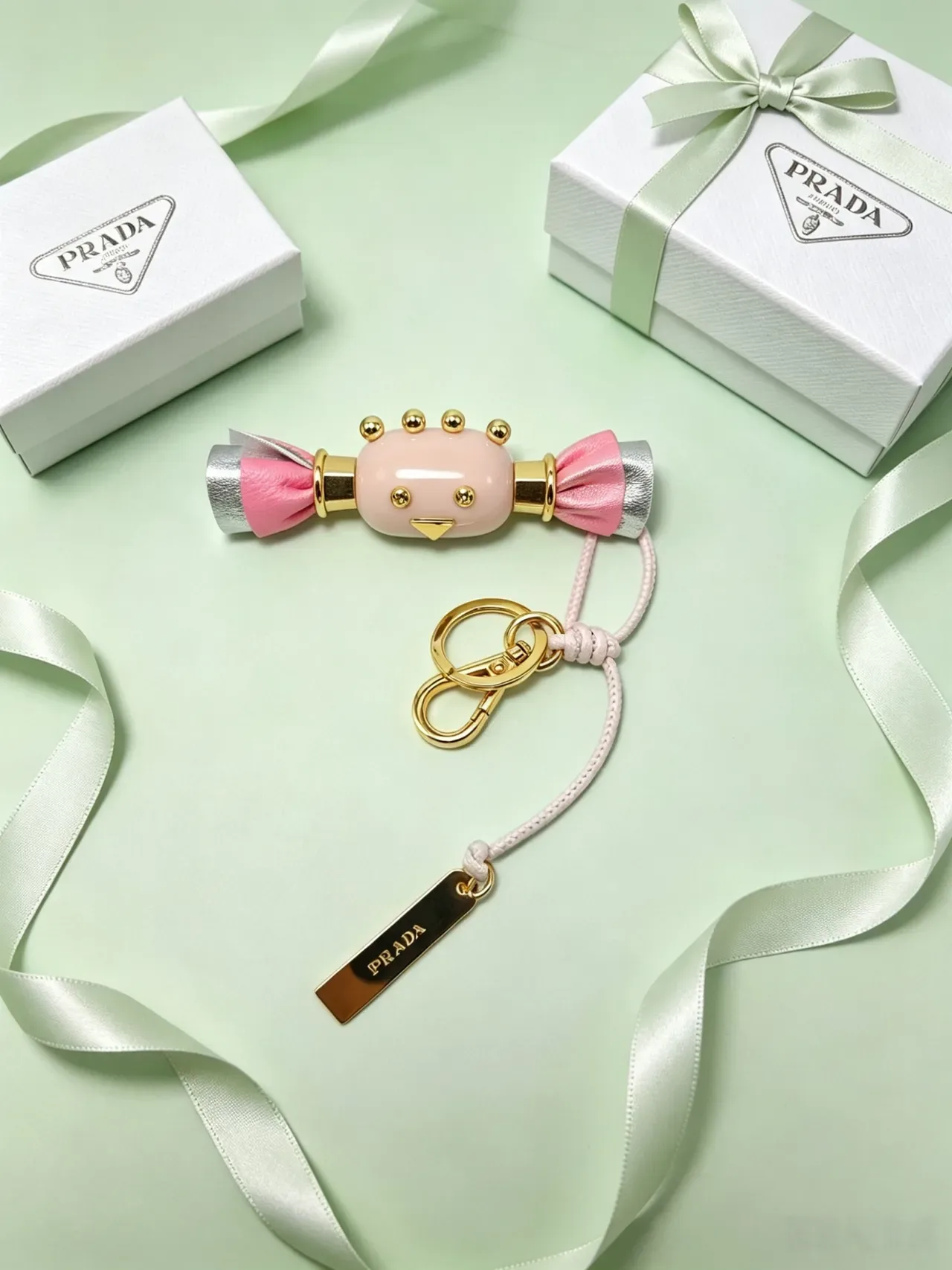 Prada Sac bandoulière rose doré avec charm en forme de bonbon et détail de nœud en cuir 8