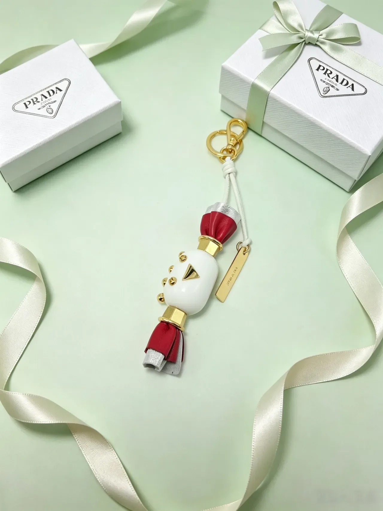 Prada Sac bandoulière rose doré avec charm en forme de bonbon et détail de nœud en cuir 10