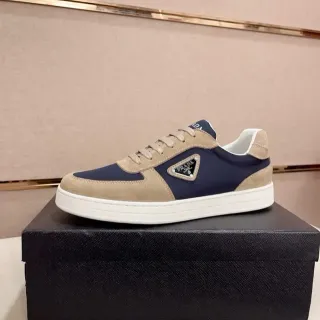 Prada Re-Edition 海军色米色双色麂皮和尼龙三角形标志牌生活方式运动鞋