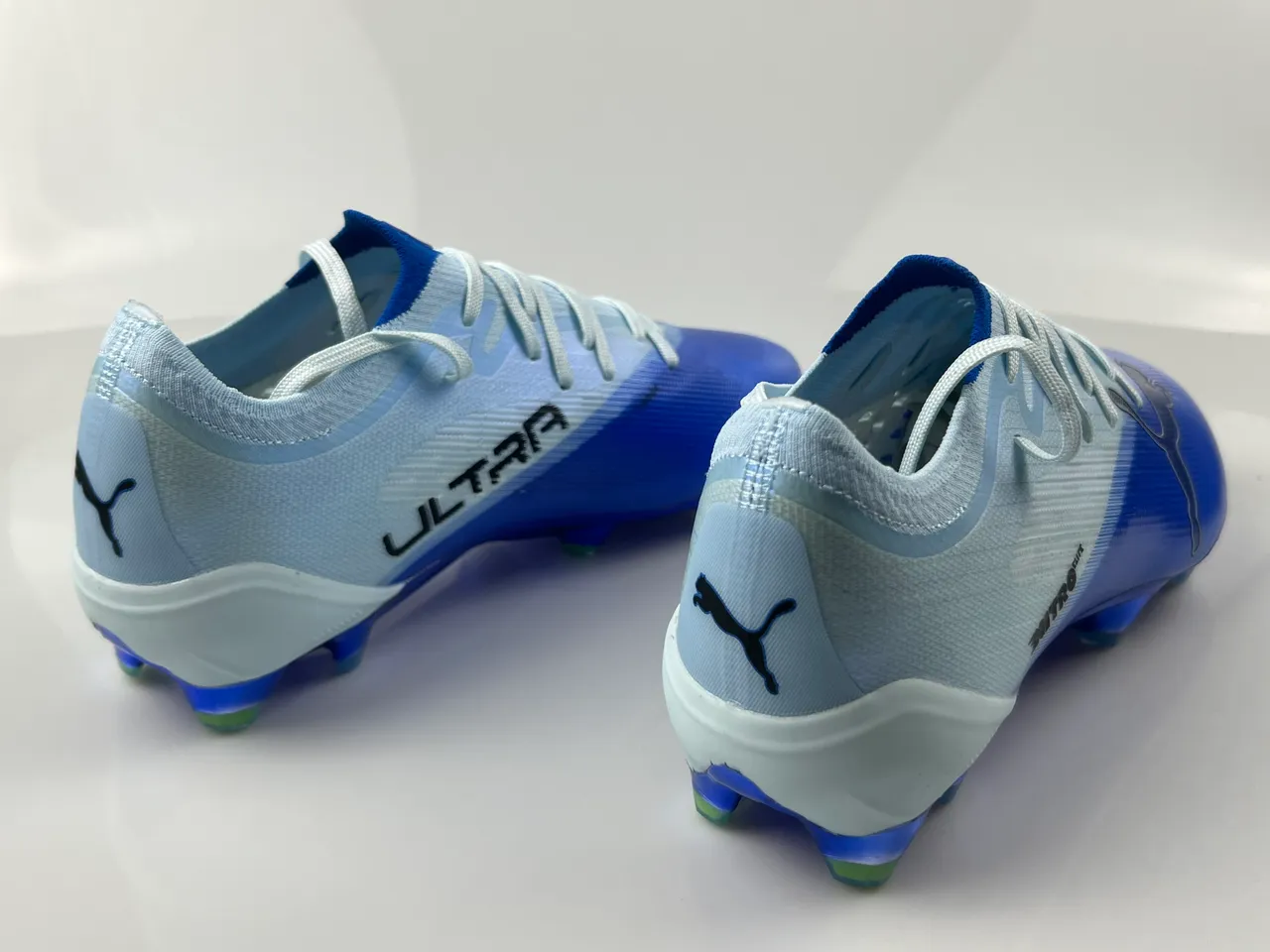 Puma 蓝色白色金属合成前脚掌轻针织中掌天然草地足球鞋 2