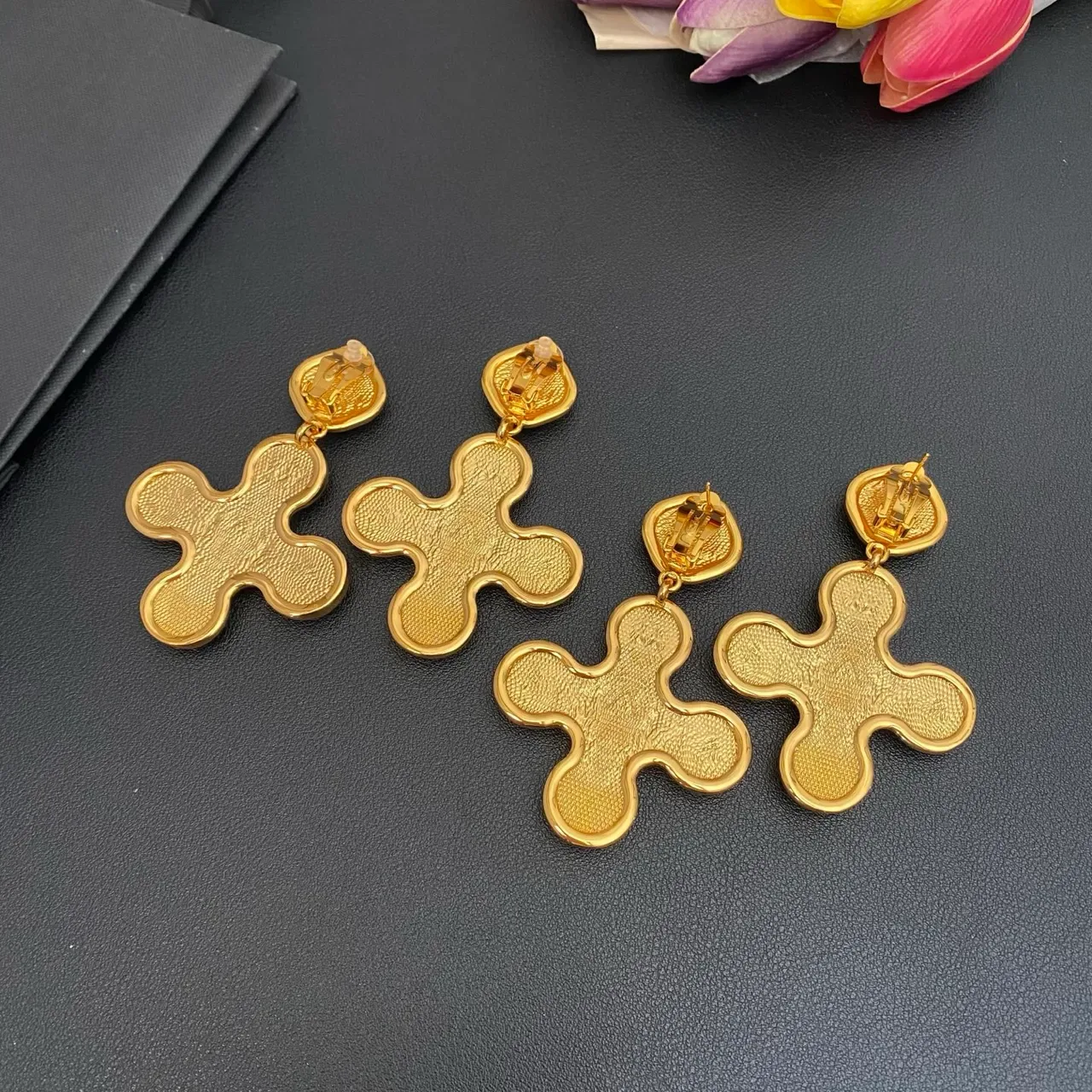 Brincos Saint Laurent Cristal Cruz Cluster Dourado 2