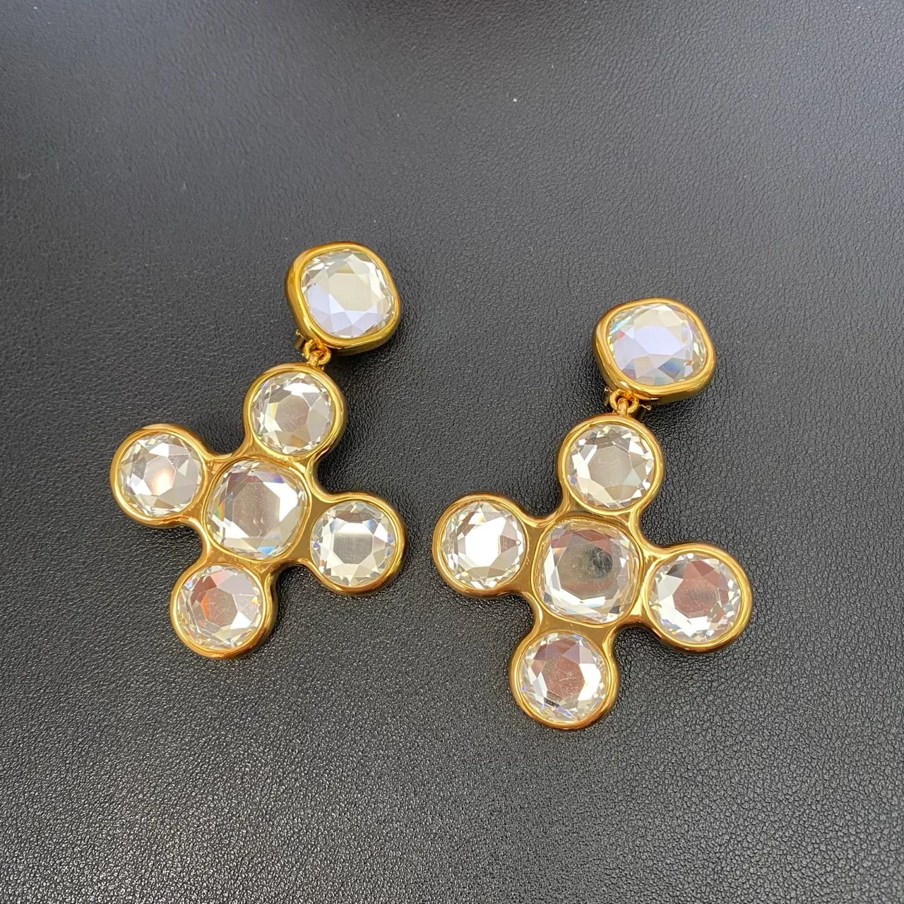 Brincos Saint Laurent Cristal Cruz Cluster Dourado 4