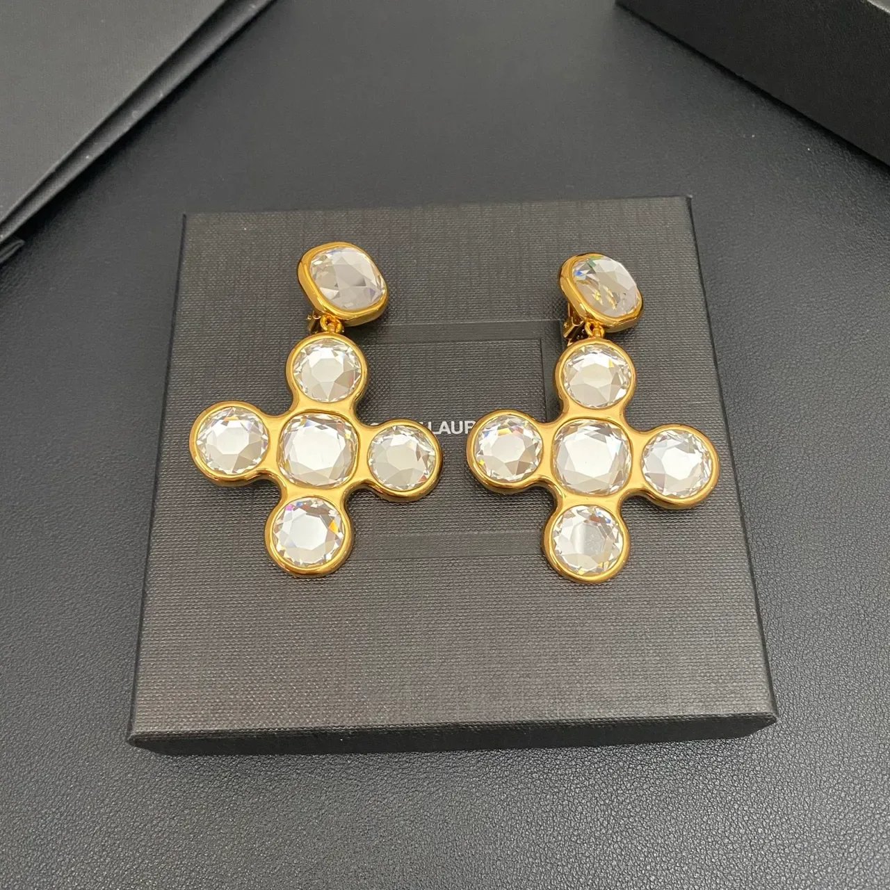 Brincos Saint Laurent Cristal Cruz Cluster Dourado 9