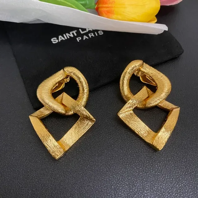 Saint Laurent ज्योमेट्रिक इंटरलॉकिंग गोल्ड ईयरिंग्स 5