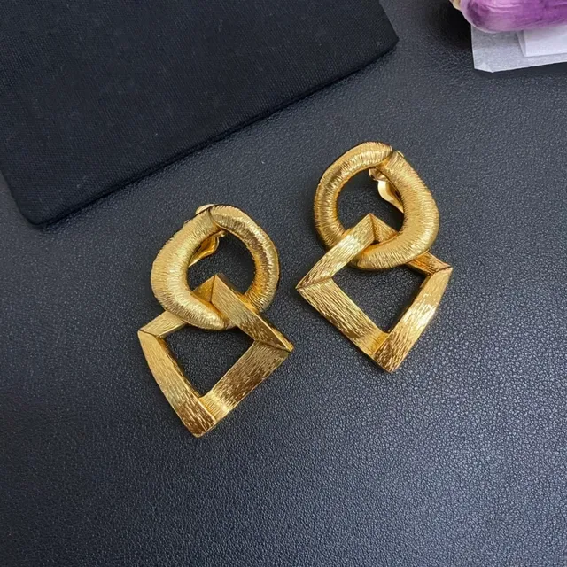 Saint Laurent ज्योमेट्रिक इंटरलॉकिंग गोल्ड ईयरिंग्स 7