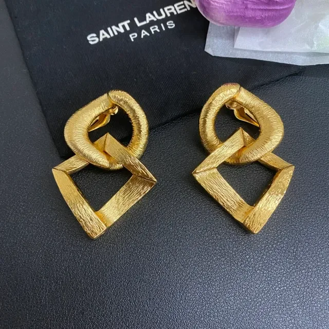 Saint Laurent ज्योमेट्रिक इंटरलॉकिंग गोल्ड ईयरिंग्स 8